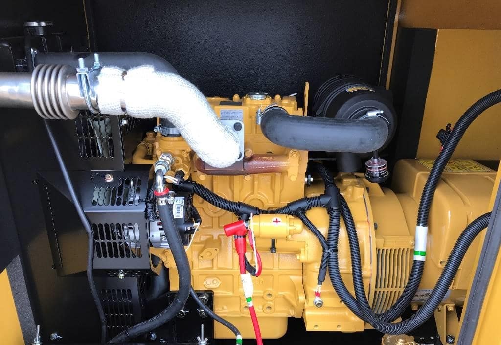 Дизельный генератор Caterpillar DE13.5E3 в кожухе